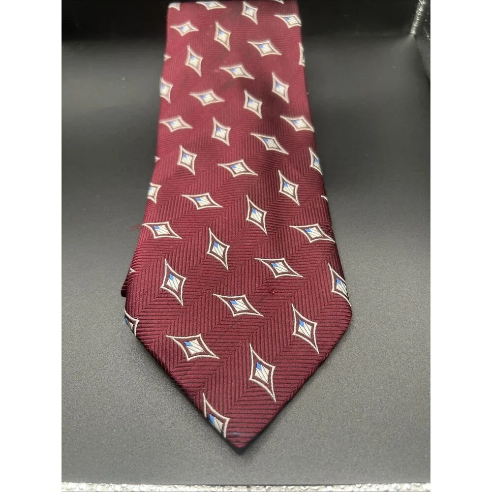VIENICCI Tie Silk burgundy necktie featuring a geometric diamond pattern.